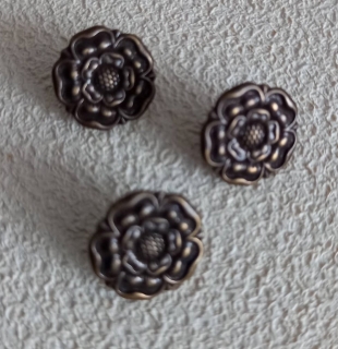 Kovové gombíky stará mosadz - Kvety 2,3 cm