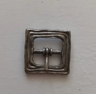 10.Obuvnícka pracka 17x17 mm staronikel