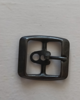 Obuvnícka pracka 20x20 mm čierny lak